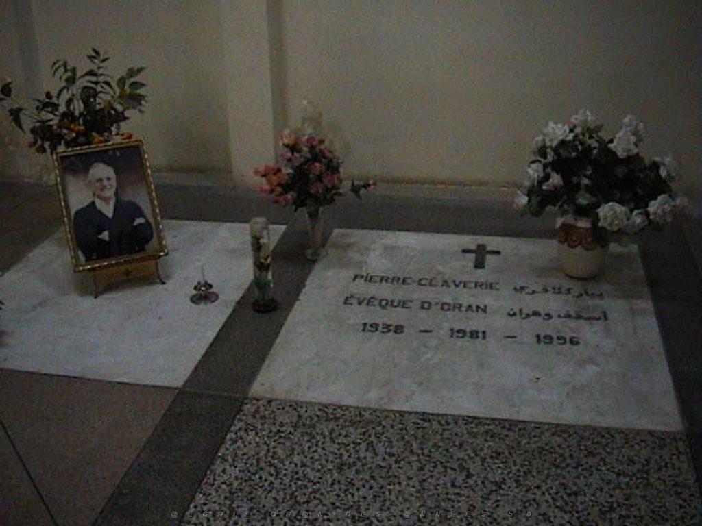 05 EVECHE TOMBE DE MGR CLAVERIE.JPG